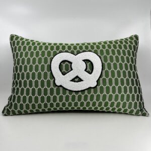 Coussin Bretzel 🥨 ,
Tissu Art Deco vert et blanc.
