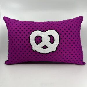 Coussin Bretzel 🥨, 
Toile petits pois violets.