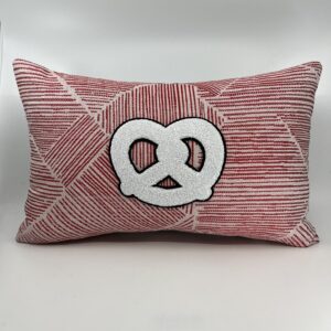 Coussin Bretzel 🥨,
Toile rose.