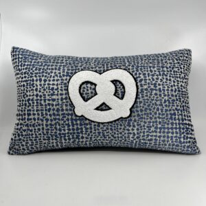 Coussin Bretzel 🥨,
Toile bleue.