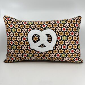 Coussin Bretzel 🥨,
Motif floral.