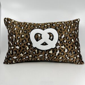 Coussin Bretzel 🥨,
Motif Guépard.