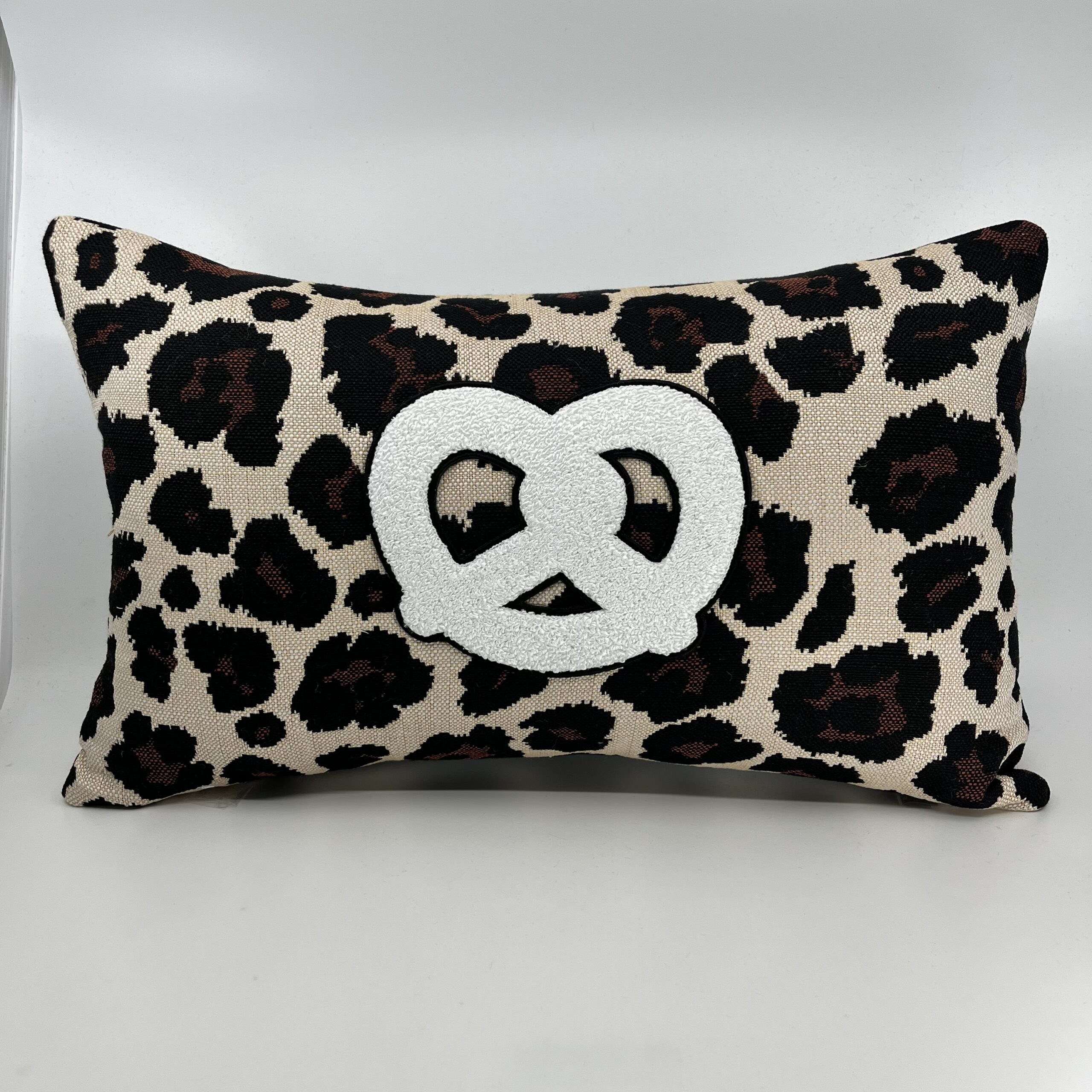 Coussin Bretzel 🥨,
Motif Léopard.