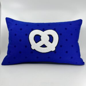 Coussin Bretzel 🥨,
Toile à pois bleus.