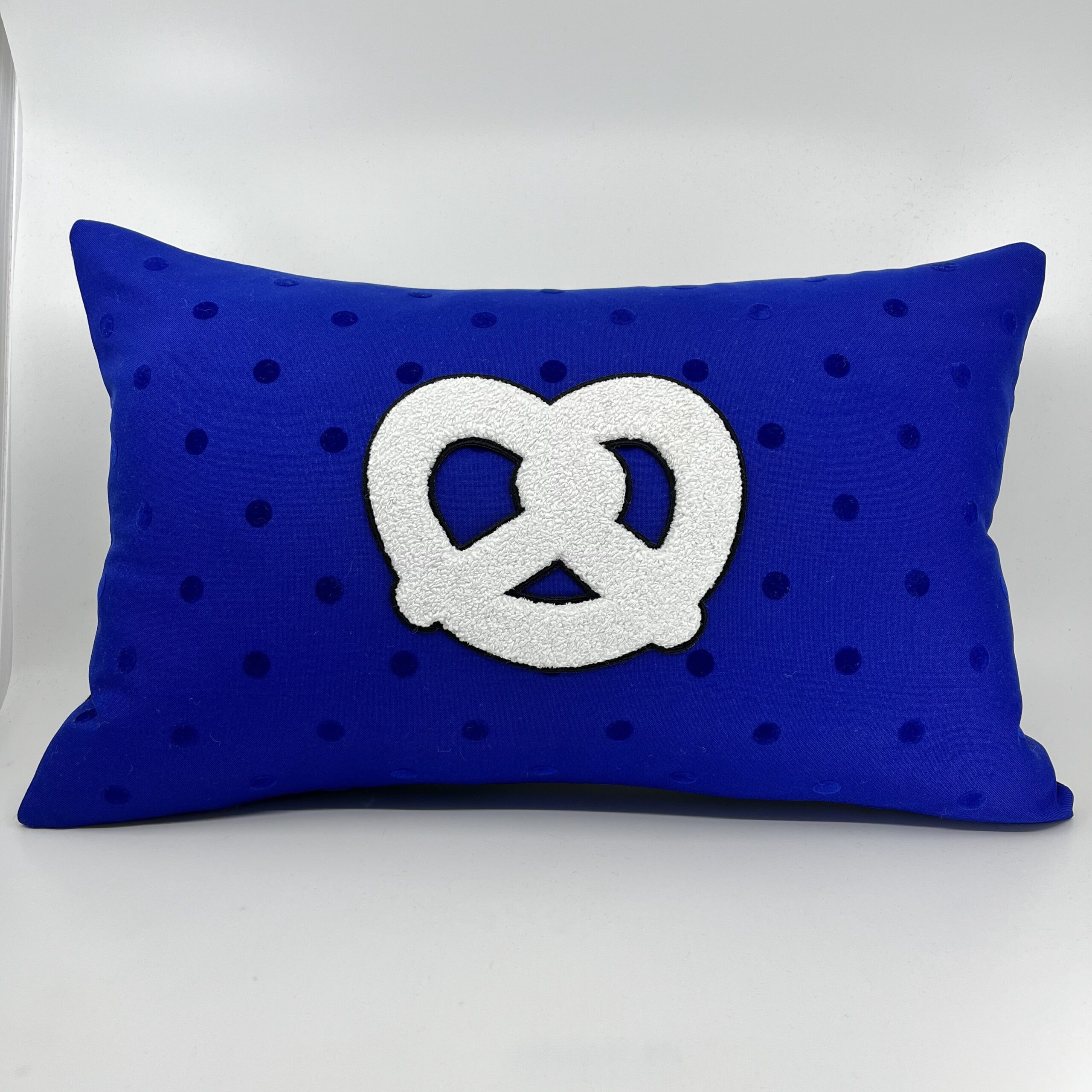 Coussin Bretzel 🥨,
Toile Ă pois bleus.