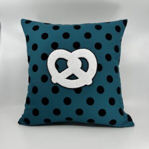 Coussin Bretzel 🥨,
Toile turquoise, pois noirs.