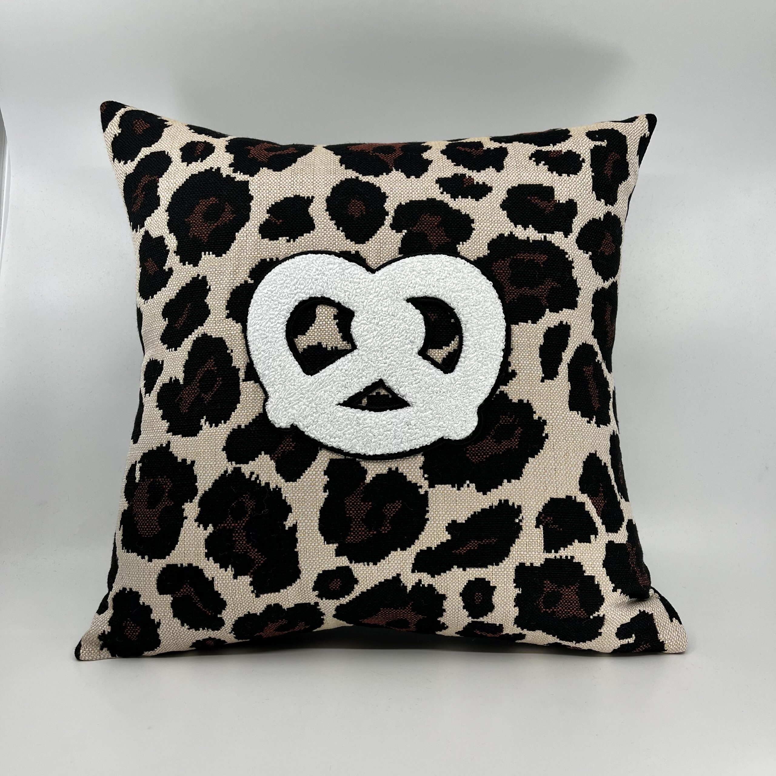 Coussin Bretzel 🥨,
Motif Leopard.