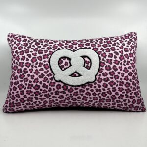 Coussin Bretzel 🥨 
Motif Léopard rose.