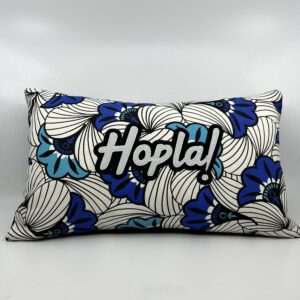 Coussin Hopla !,
Motif floral bleu.