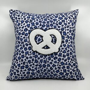 Coussin Bretzel 🥨,
Motif Léopard bleu.