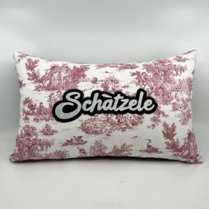Coussin Schàtzele,
Toile de Jouy rose.