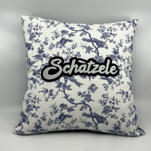 Coussin Schàtzele,
Toile de Jouy bleue.