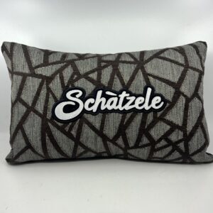 Coussin Schàtzele,
Motifs géométriques marrons.