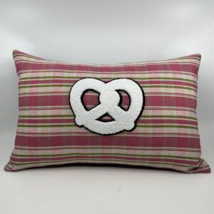 Coussin en kelsch alsacien rose motif bretzel