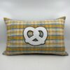 Coussin en kelsch alsacien jaune motif bretzel