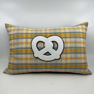 Coussin en kelsch alsacien jaune motif bretzel