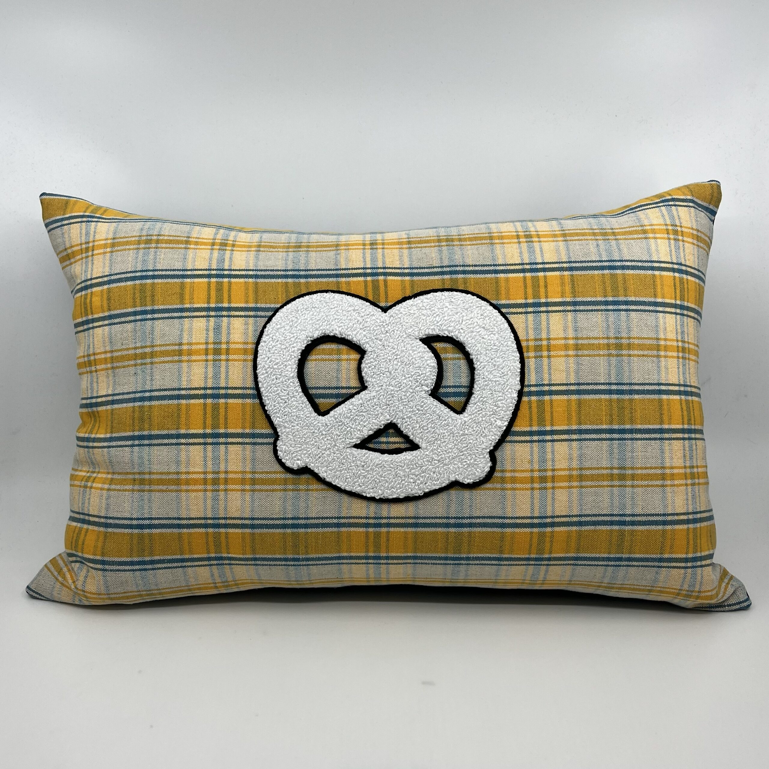Coussin en kelsch alsacien jaune motif bretzel