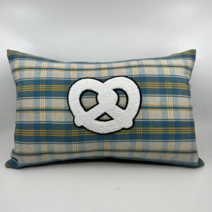 Coussin en kelsch alsacien bleu motif bretzel