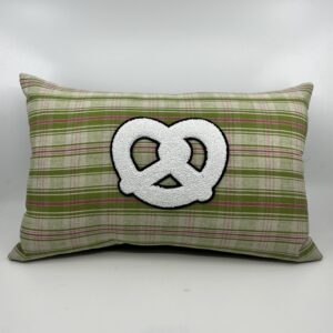 Coussin en kelsch alsacien vert motif bretzel