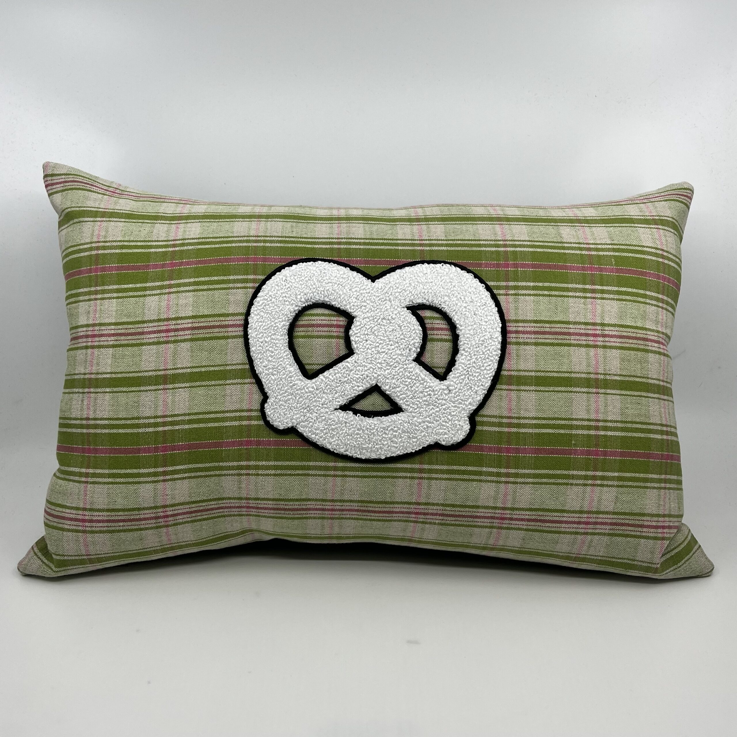 Coussin en kelsch alsacien vert motif bretzel