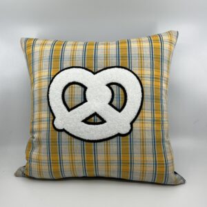 Coussin en kelsch alsacien jaune motif bretzel