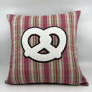 Coussin en kelsch alsacien rose motif bretzel