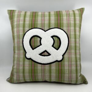 Coussin en kelsch alsacien vert motif bretzel