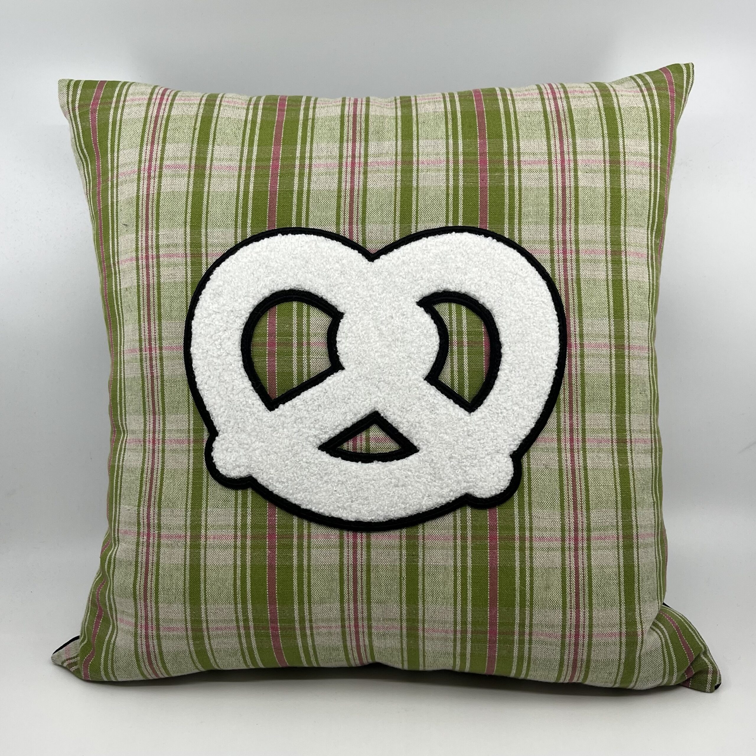Coussin en kelsch alsacien vert motif bretzel