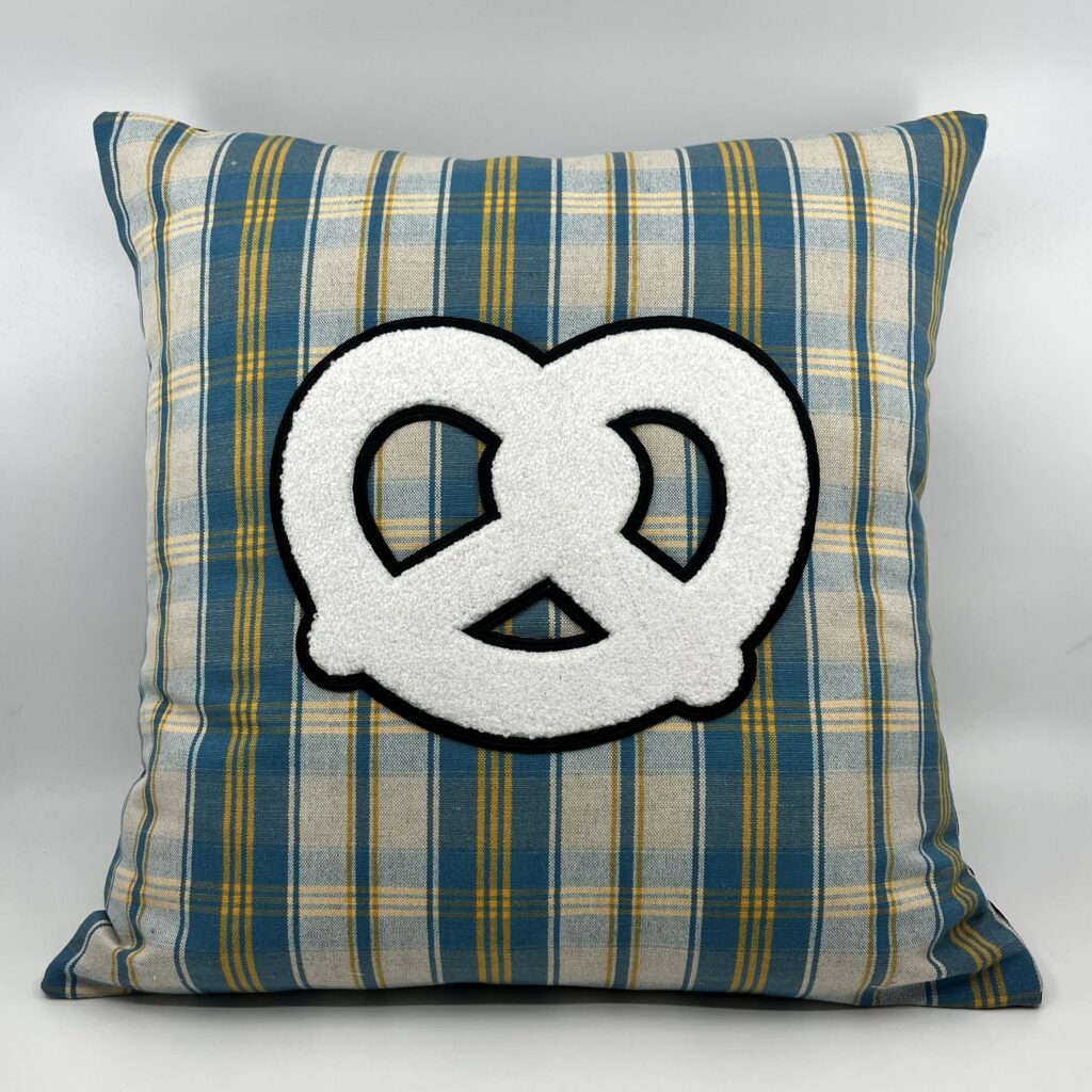Coussin en kelsch alsacien bleu motif bretzel