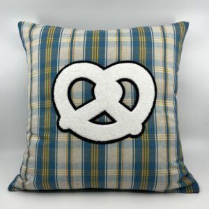 Coussin en kelsch alsacien bleu motif bretzel