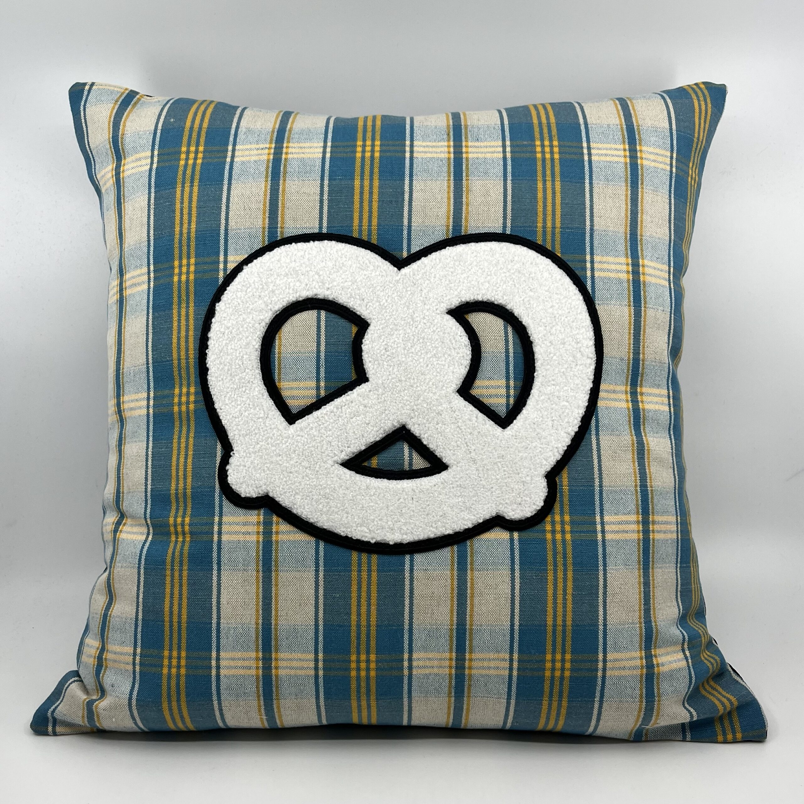 Coussin en kelsch alsacien bleu motif bretzel