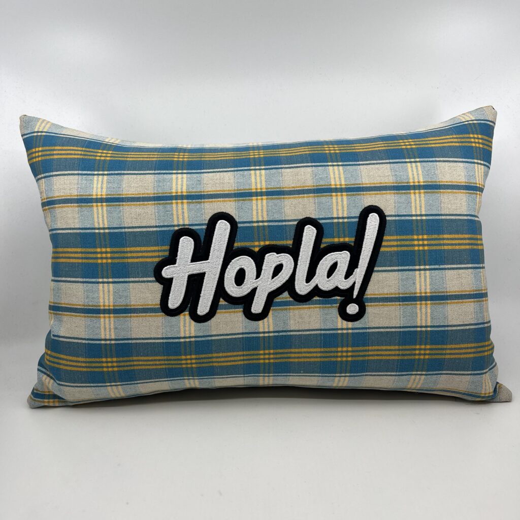 Coussin en kelsch alsacien bleu motif hopla!