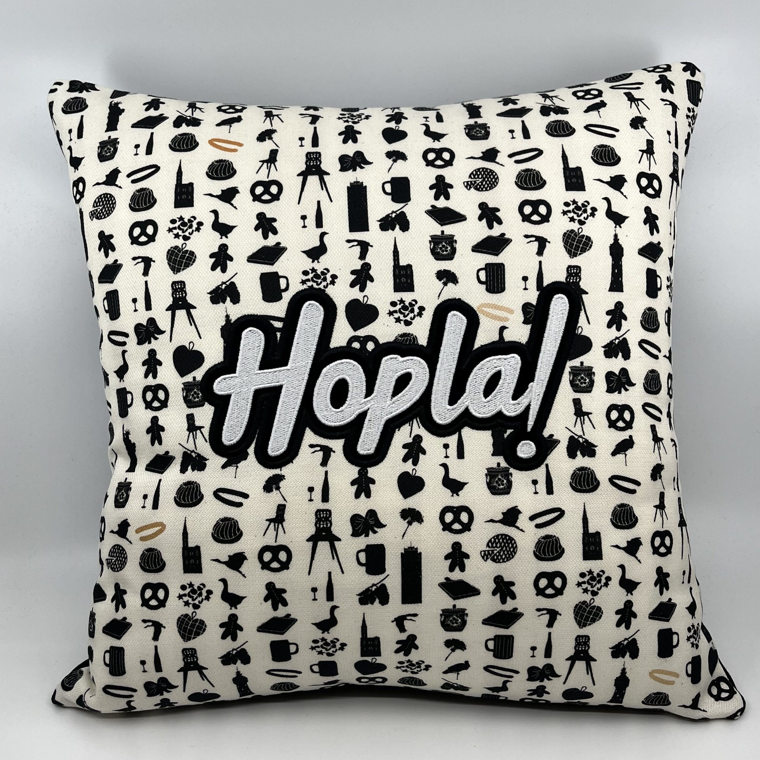 Coussin motif alsacien hopla
