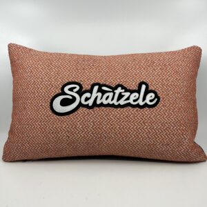 Coussin Schàtzele,
Lainage tissé chevrons corail.