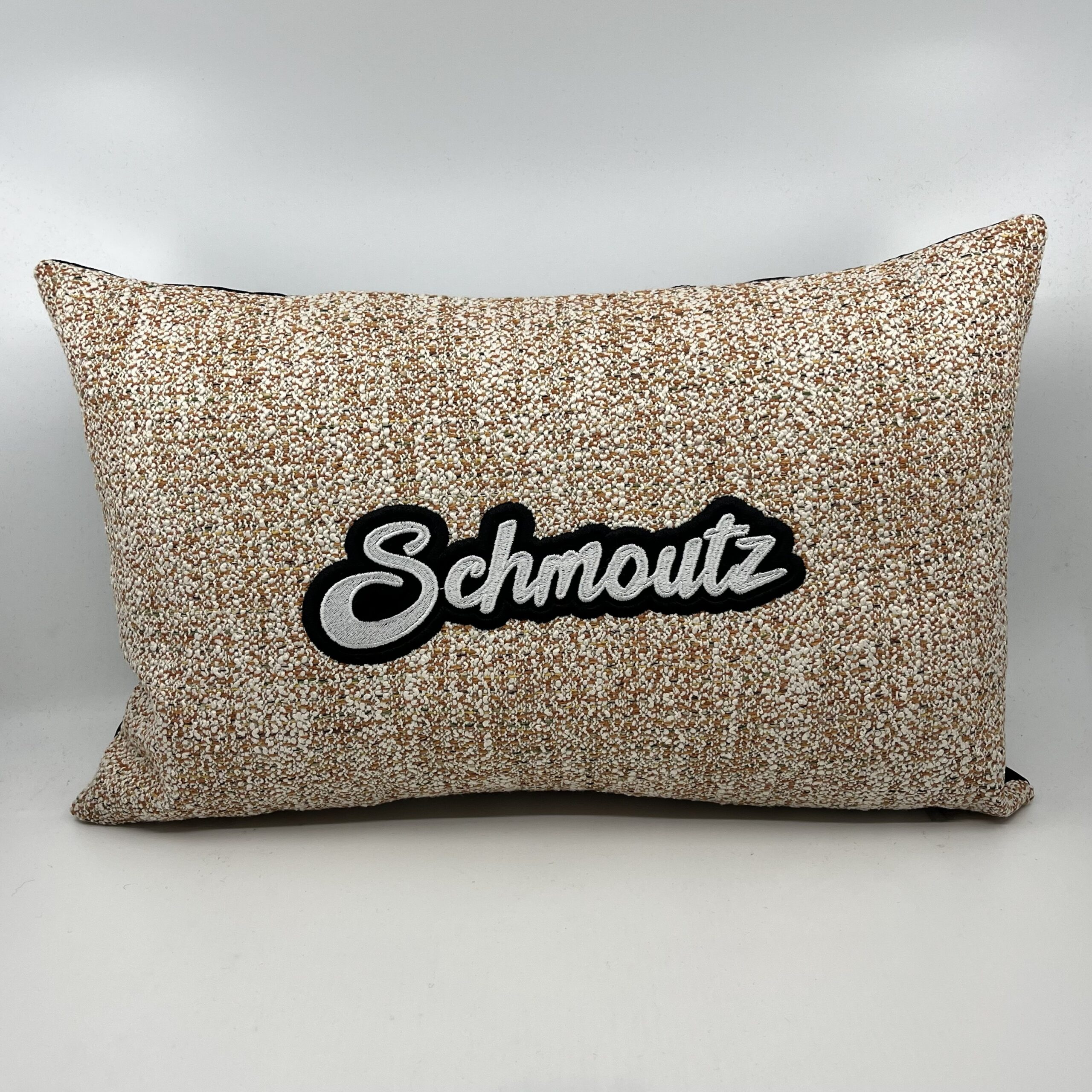 Coussin Schmoutz,
Toile crème et orange.