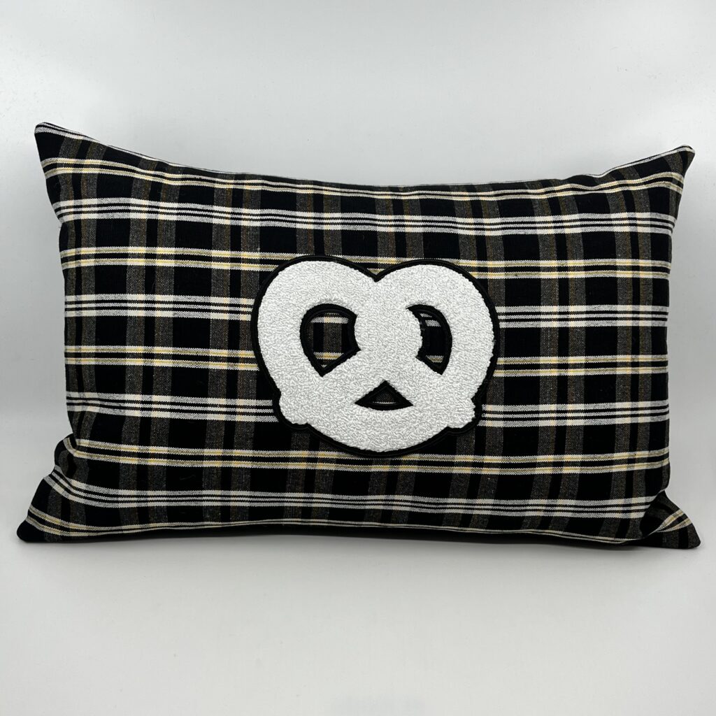 Coussin Bretzel, Kelsch noir et jaune «Émilie »