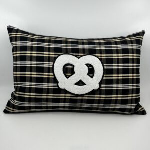 Coussin Bretzel, Kelsch noir et jaune «Émilie »
