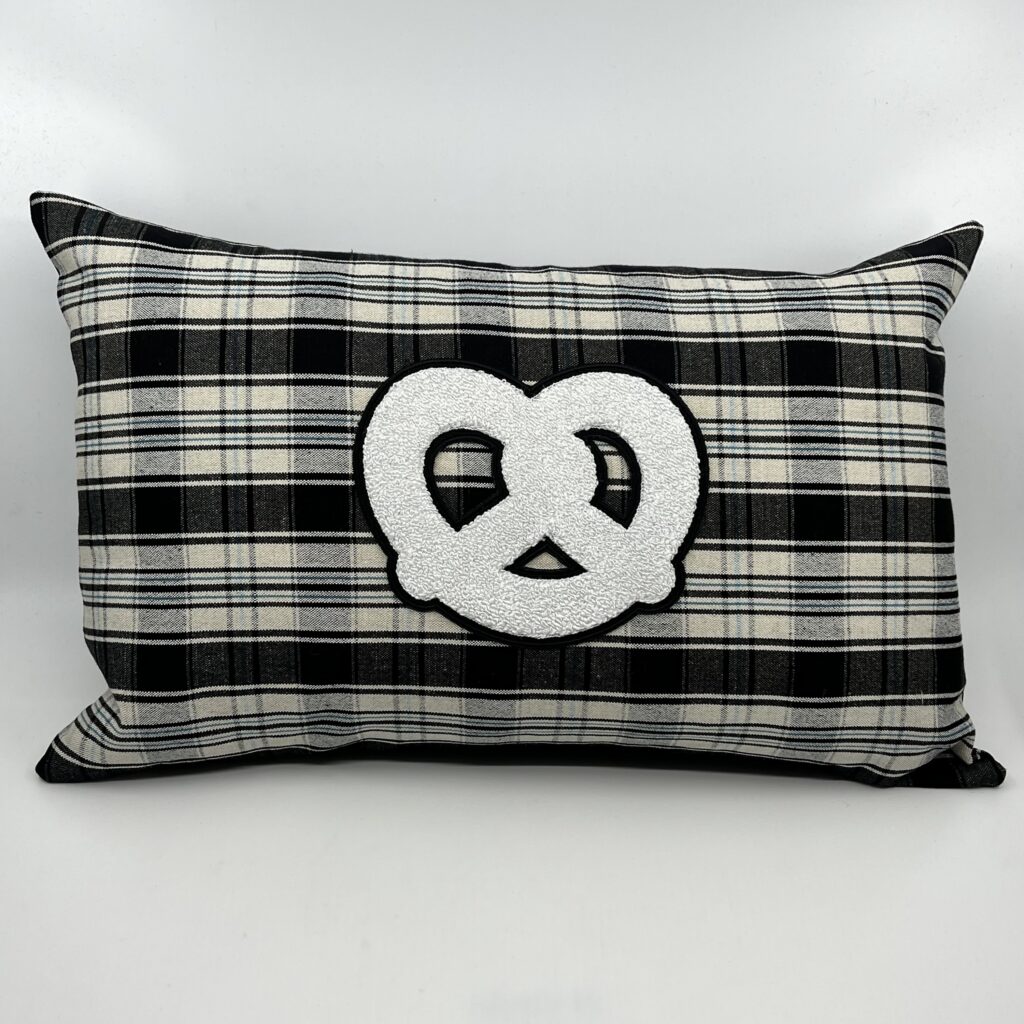 Coussin Bretzel, Kelsch noir et bleu «Albert »