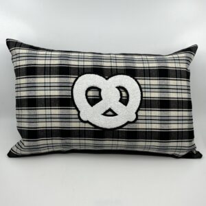 Coussin Bretzel, Kelsch noir et bleu «Albert »