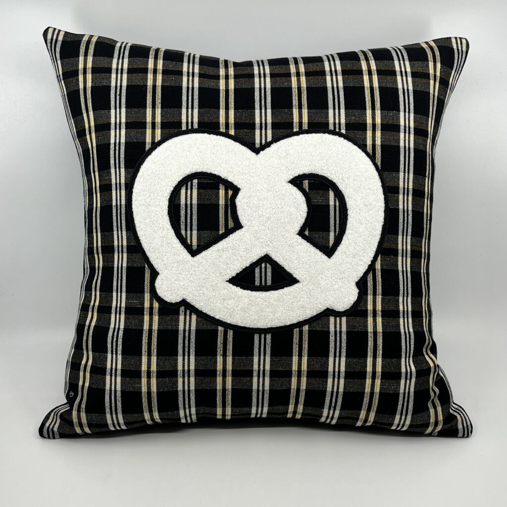 Coussin Bretzel, Kelsch noir et jaune « Émilie ».