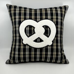 Coussin Bretzel, Kelsch noir et jaune « Émilie ».