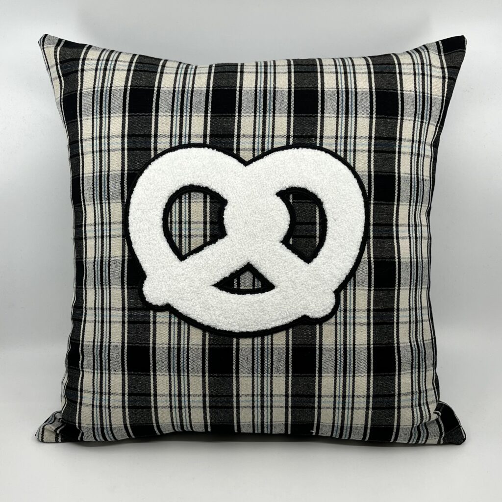 Coussin Bretzel,
Kelsch noir et bleu « Albert »
