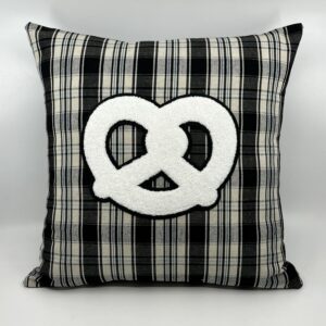 Coussin Bretzel,
Kelsch noir et bleu « Albert »