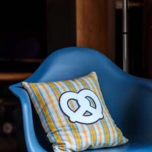 Coussin en kelsch alsacien avec motif bretzel