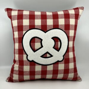 Coussin Bretzel 🥨,
Carreaux rouges et blancs.