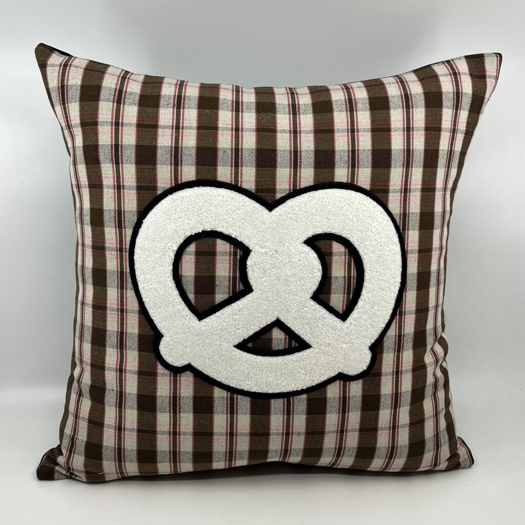 Coussin Bretzel, Kelsch marron-rose, « Louise ».