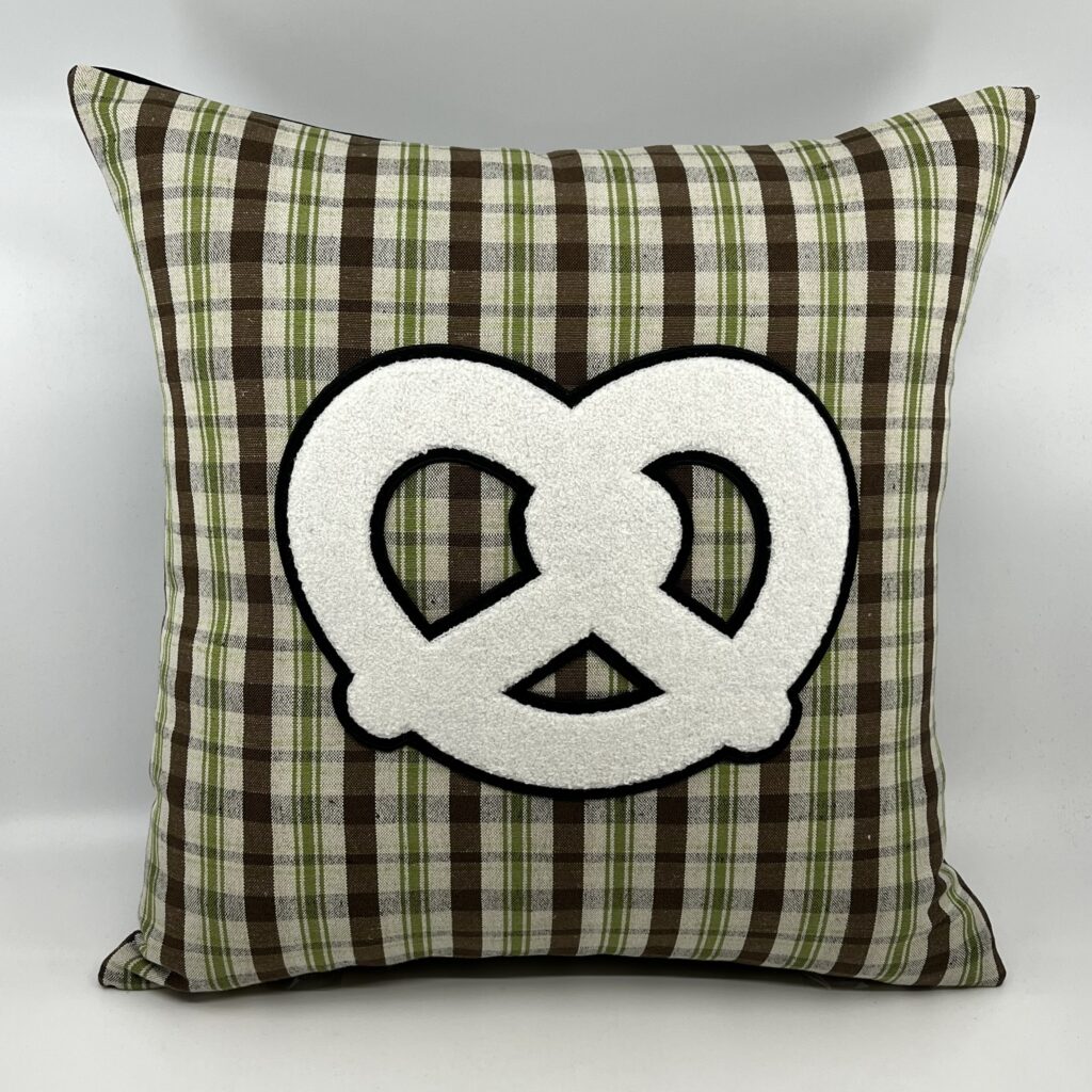 Coussin Bretzel, Kelsch marron-vert «Georges ».