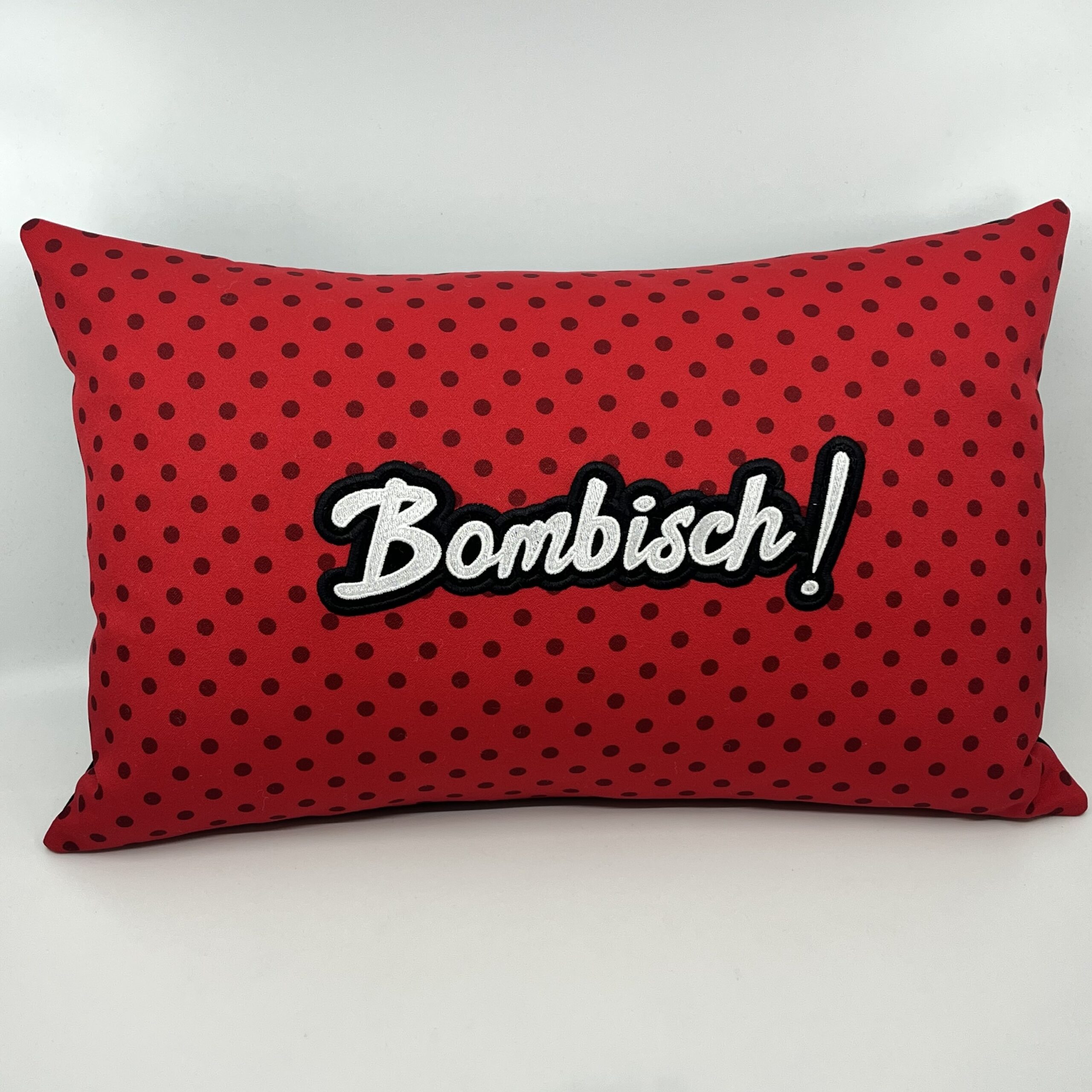 Coussin Bombisch !,
Toile rouge à pois.