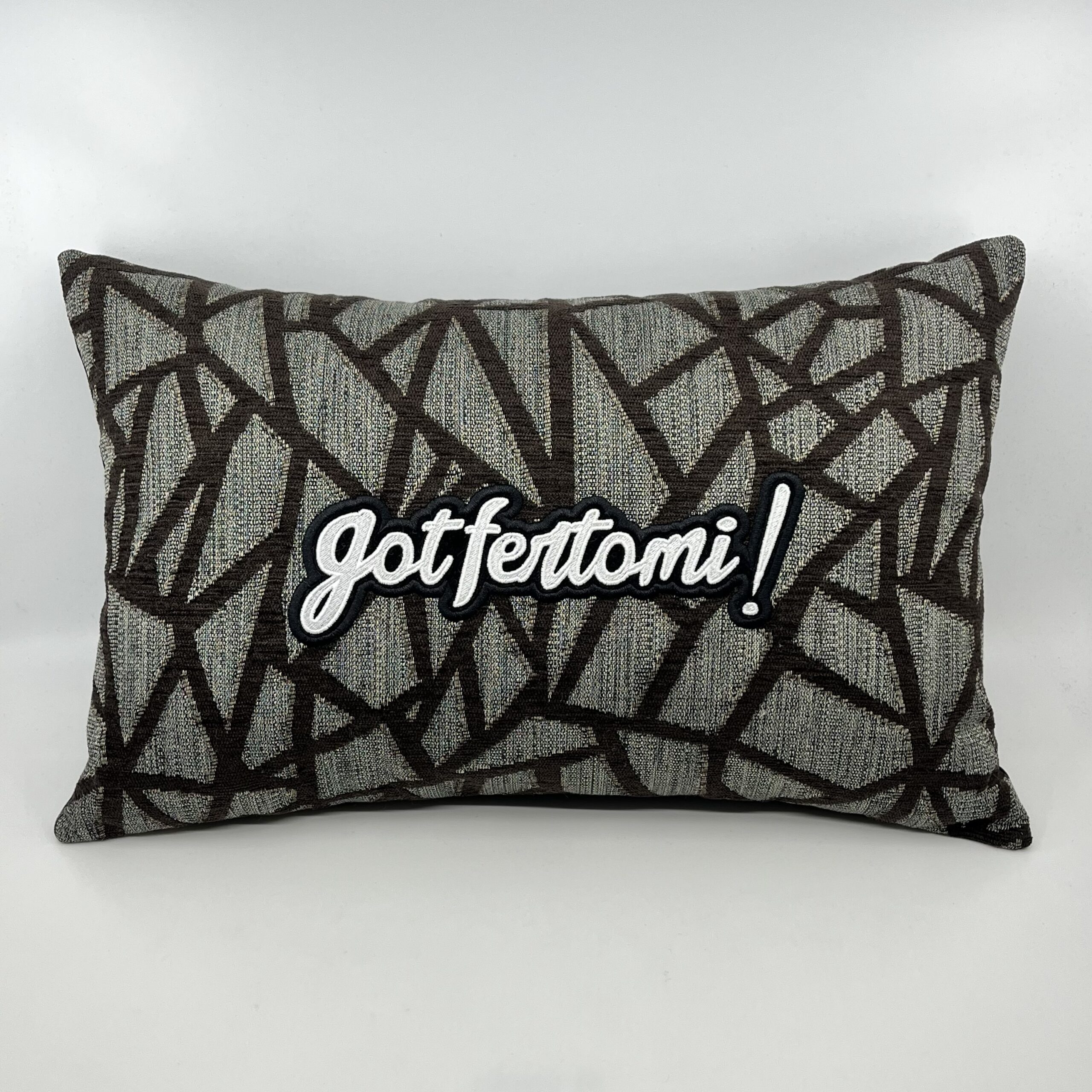 Coussin Gotfertomi !,
Motif géométrique.