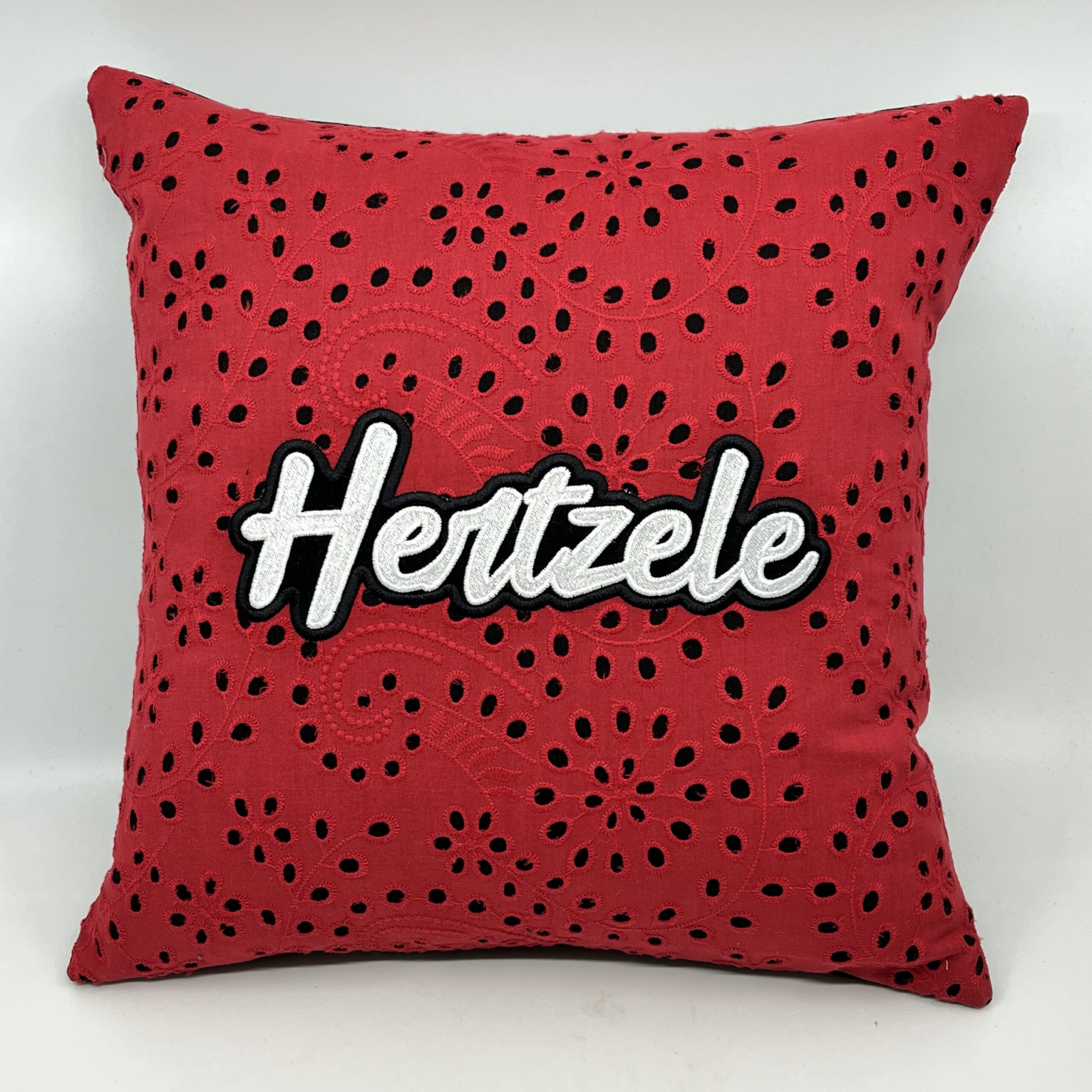 Coussin Hertzele,
Broderie Anglaise rouge